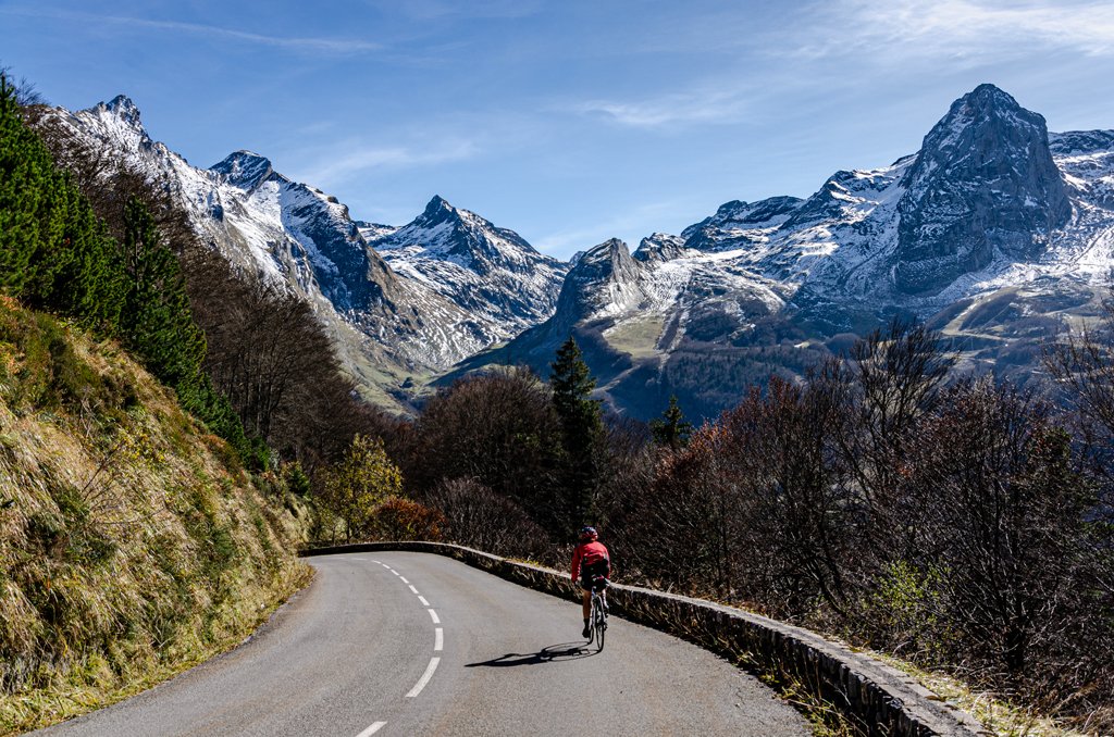How's your humpday going...are you up & over it yet? This is the view you get when you go up & over Aubisque and descend the west side...not too shabby! 😉😁

#humpdayvibes #cycling #tourdefrance  #cyclisme #valleesdegavarnie #Ciclismo