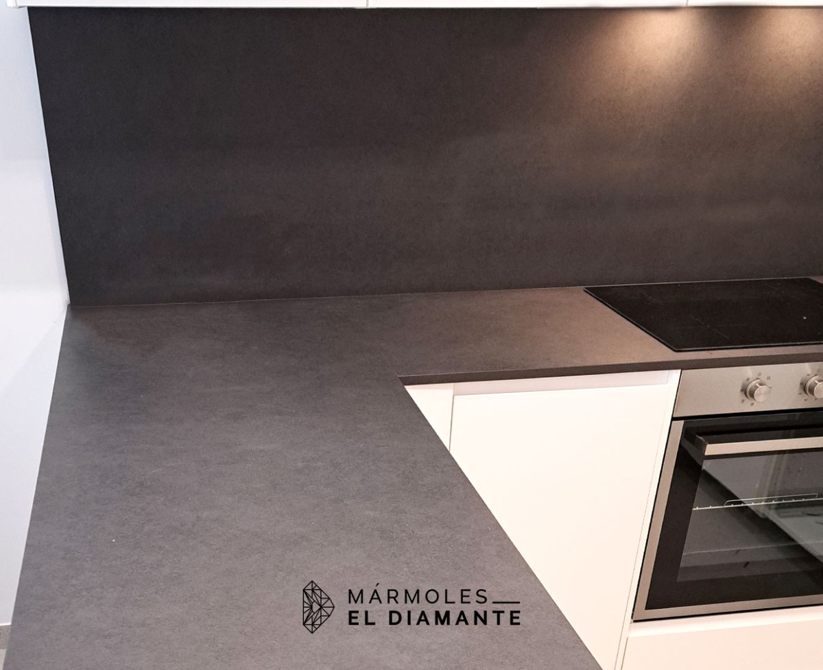 💎 Cocina de alto contraste: encimera, península y aplacado de pared en color gris oscuro, con canto simple, sin regrueso.

#MármolesElDiamante #TuExpertoenEncimeras #Encimeras #Cocinas #Baños #Interiorismo #diseñodeinteriores