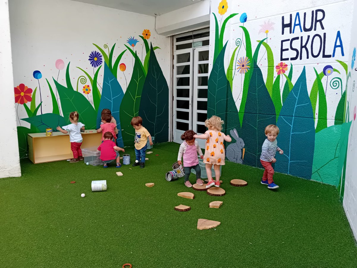 nlandache's tweet photo. Haur eskolako umeak jolasten eta ikasten #jolasa #manipulazioa #esperimentatzen @MRE_Eskola https://t.co/EiTLpywYQG