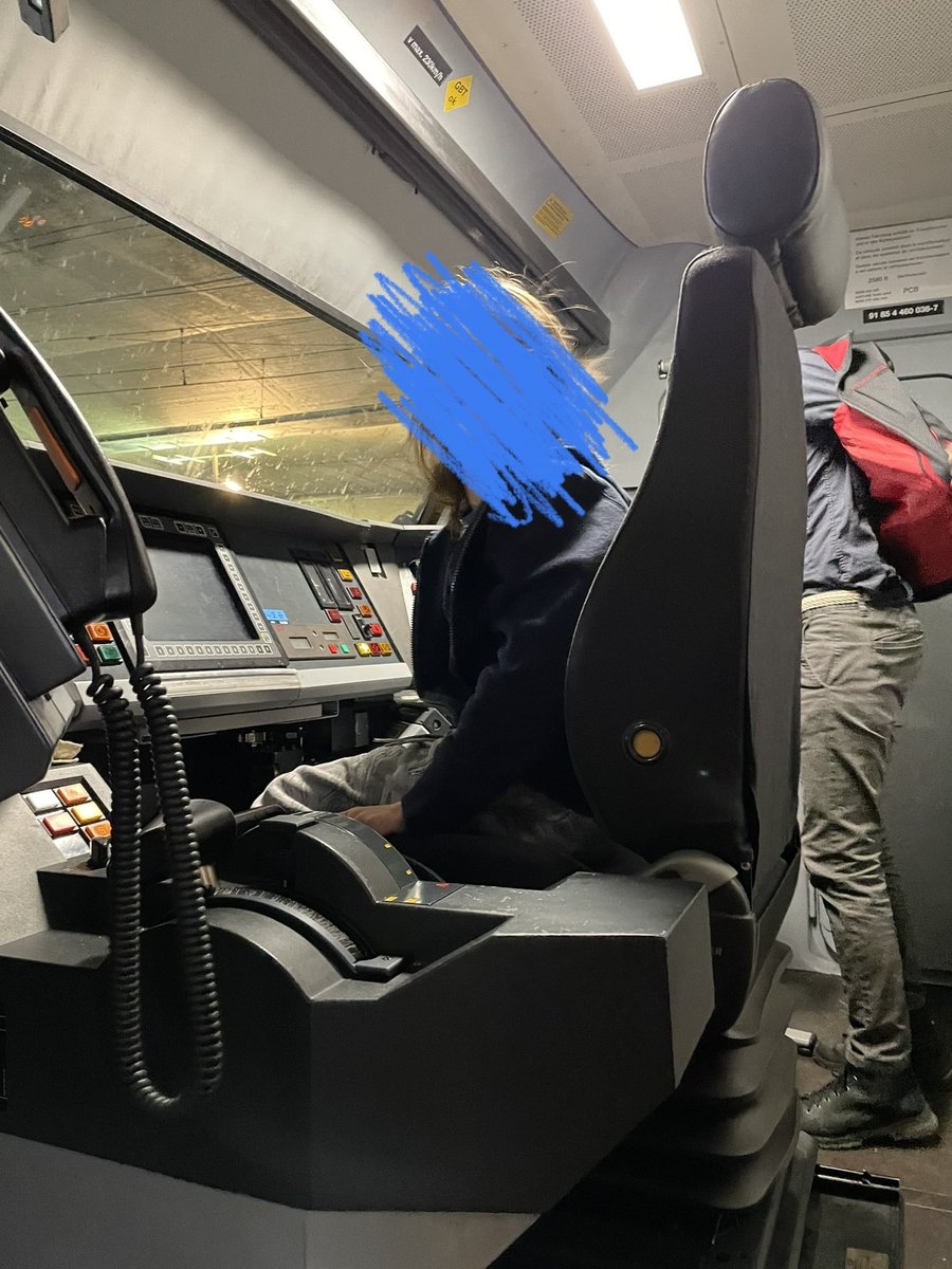 Wenn der Lokführer der <a href="/RailService/">RailService SBB CFF FFS</a> spontan den staunenden Sohnemann in den Führerstand hievt. 

Sohnemann seither = 20cm über Boden

Danke <a href="/RailService/">RailService SBB CFF FFS</a> für diesen tollen Moment. 😍