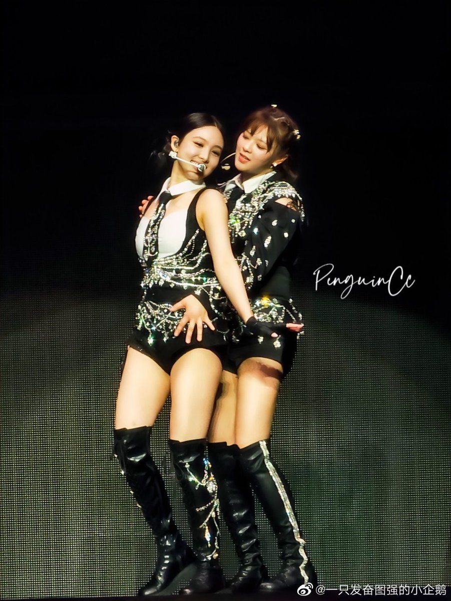 jeongsbtch's tweet photo. no thoughts just 2yeon doing my ear's candy then and now 😭 https://t.co/SgKHy4JtOg