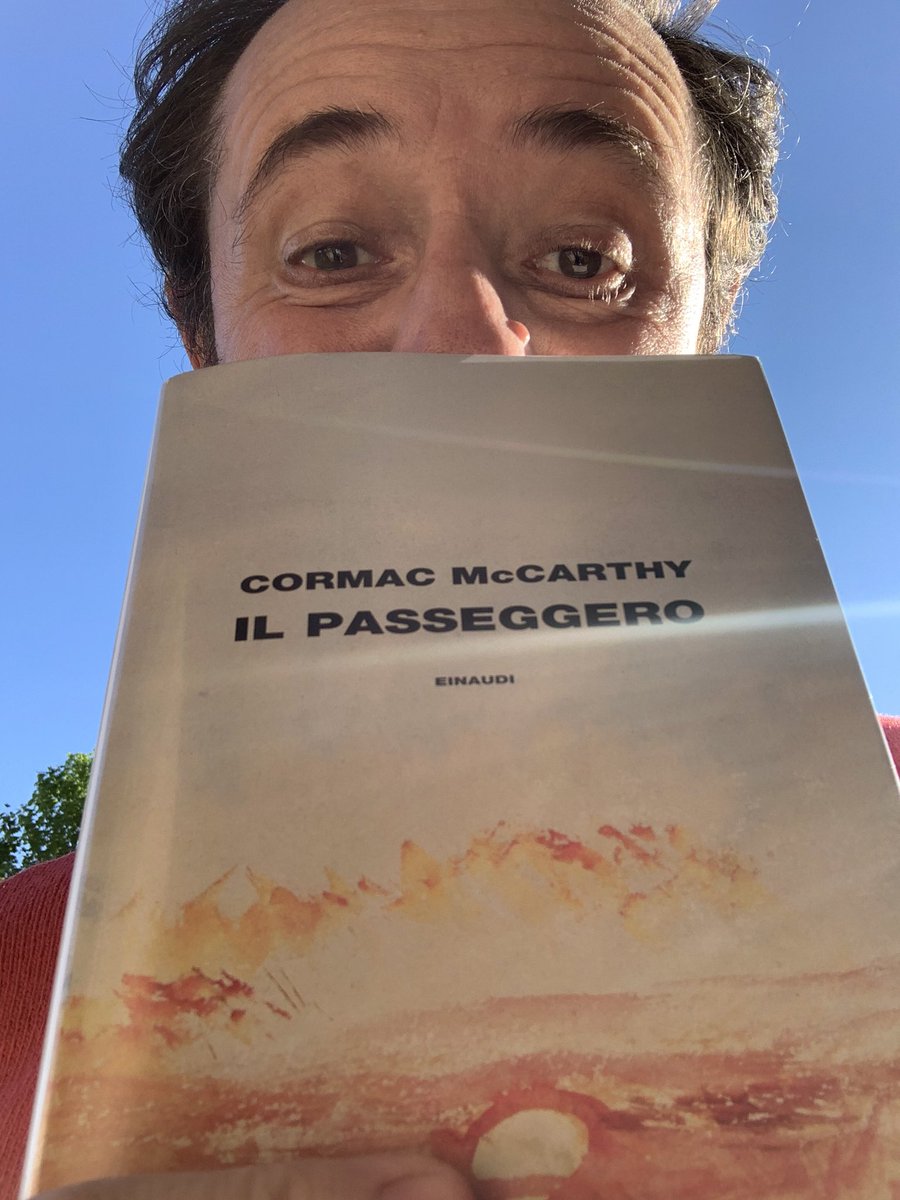 Questo signore ha scritto due dei libri delle mia vita, roba che se vuoi tentare di scrivere almeno una frase devi aver letto. Meridiano di sangue e La strada. 
Così, oggi, è una specie di festa. 
Bentornato Cormac McCarthy
Anche se 16 anni sono proprio tanti.
<a href="/Einaudieditore/">Einaudi editore</a>