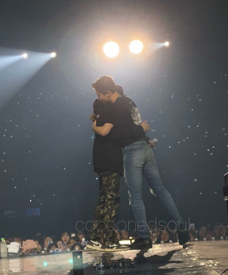 چانیول لطفا بجای هممون بغلش کن

WE WILL WAIT FOR YOU
#KAI #카이 <a href="/weareoneEXO/">EXO</a>