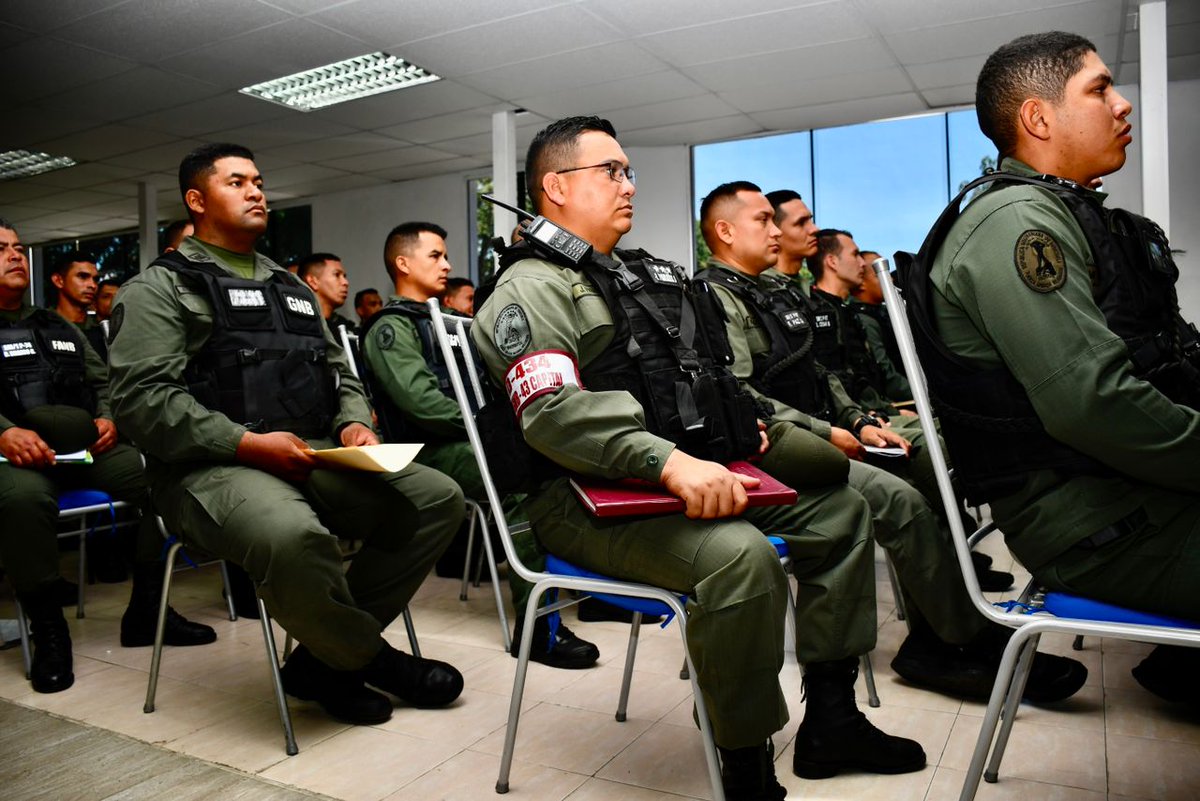 MijpVzla's tweet image. #AHORA || Vcpte. Sectorial @CeballosIchaso1 lidera inducción para el fortalecimiento de los Cuadrantes de Paz del Área Metropolitana de Caracas, en el salón de usos múltiples de la Policía del Mcpo. Libertador

#MaduroEsPueblo