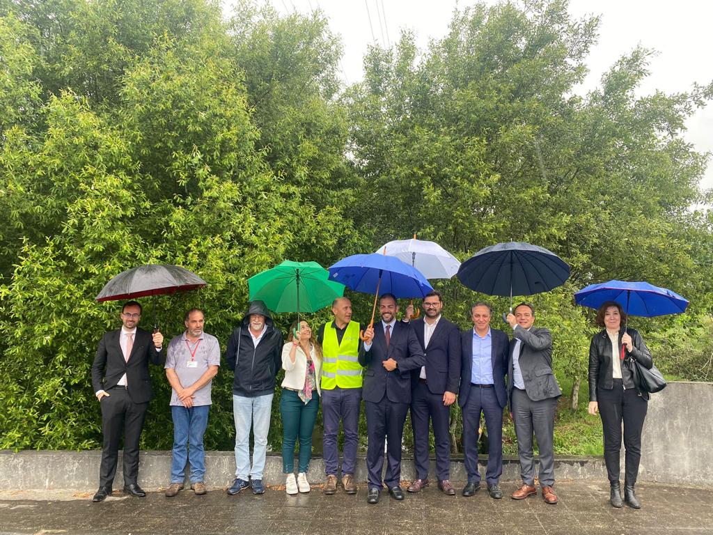 ambiente_pt's tweet photo. Desde 2017 foram investidos 116 milhões de euros na rede hidrográfica e na recuperação e reabilitação de rios e ribeiras. Com o #SEAmb, Hugo Pires, e o vice-presidente da #APA, Pimenta Machado, o #MAAC, Duarte Cordeiro, visitou as obras de reabilitação do Rio Pelhe, em Famalicão. https://t.co/AfVJmMyRve