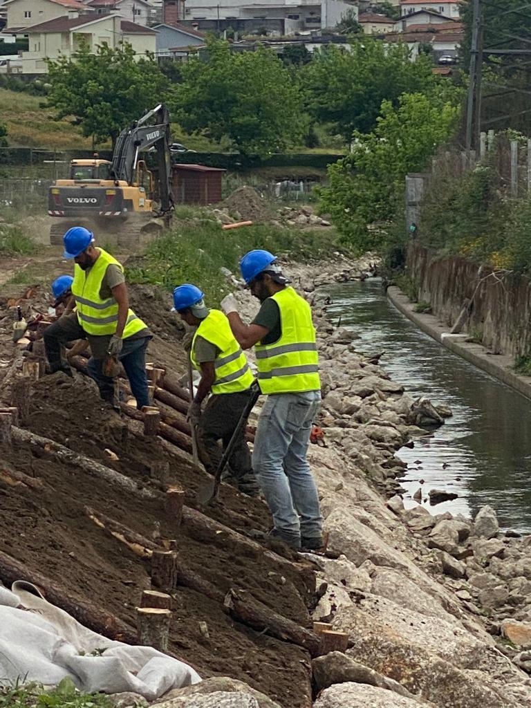 ambiente_pt's tweet photo. Desde 2017 foram investidos 116 milhões de euros na rede hidrográfica e na recuperação e reabilitação de rios e ribeiras. Com o #SEAmb, Hugo Pires, e o vice-presidente da #APA, Pimenta Machado, o #MAAC, Duarte Cordeiro, visitou as obras de reabilitação do Rio Pelhe, em Famalicão. https://t.co/AfVJmMyRve