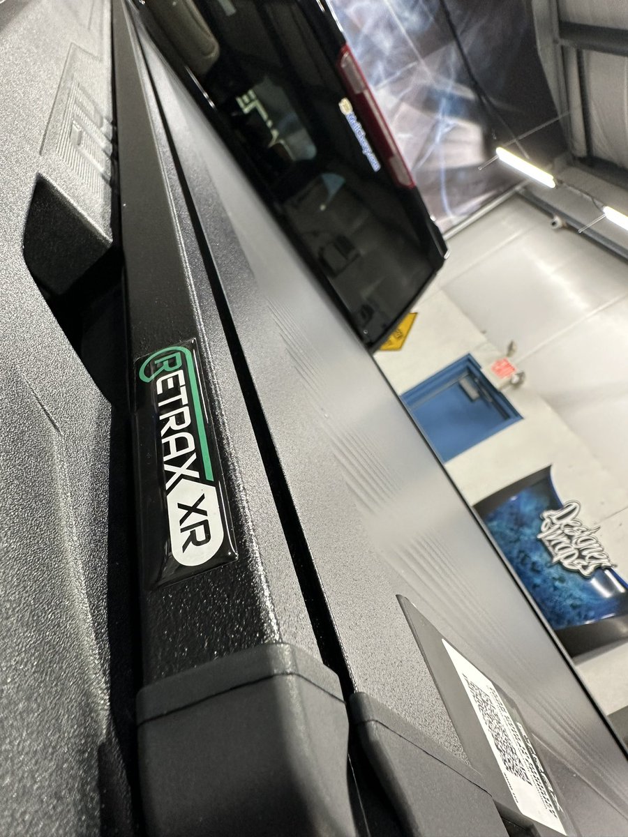 designerwraps's tweet photo. Another @retraxbedcovers installed. This one’s on a new Silverado 2500HD. Customers love that easy slide! Also added some vinyl decals. #designerwraps #yourbrandrealized #retraxbedcover #tonneaucover #truckupfitting #truckaccessories #worktruck #chevysilverado #silverado2500hd https://t.co/F7kVJ4KIya
