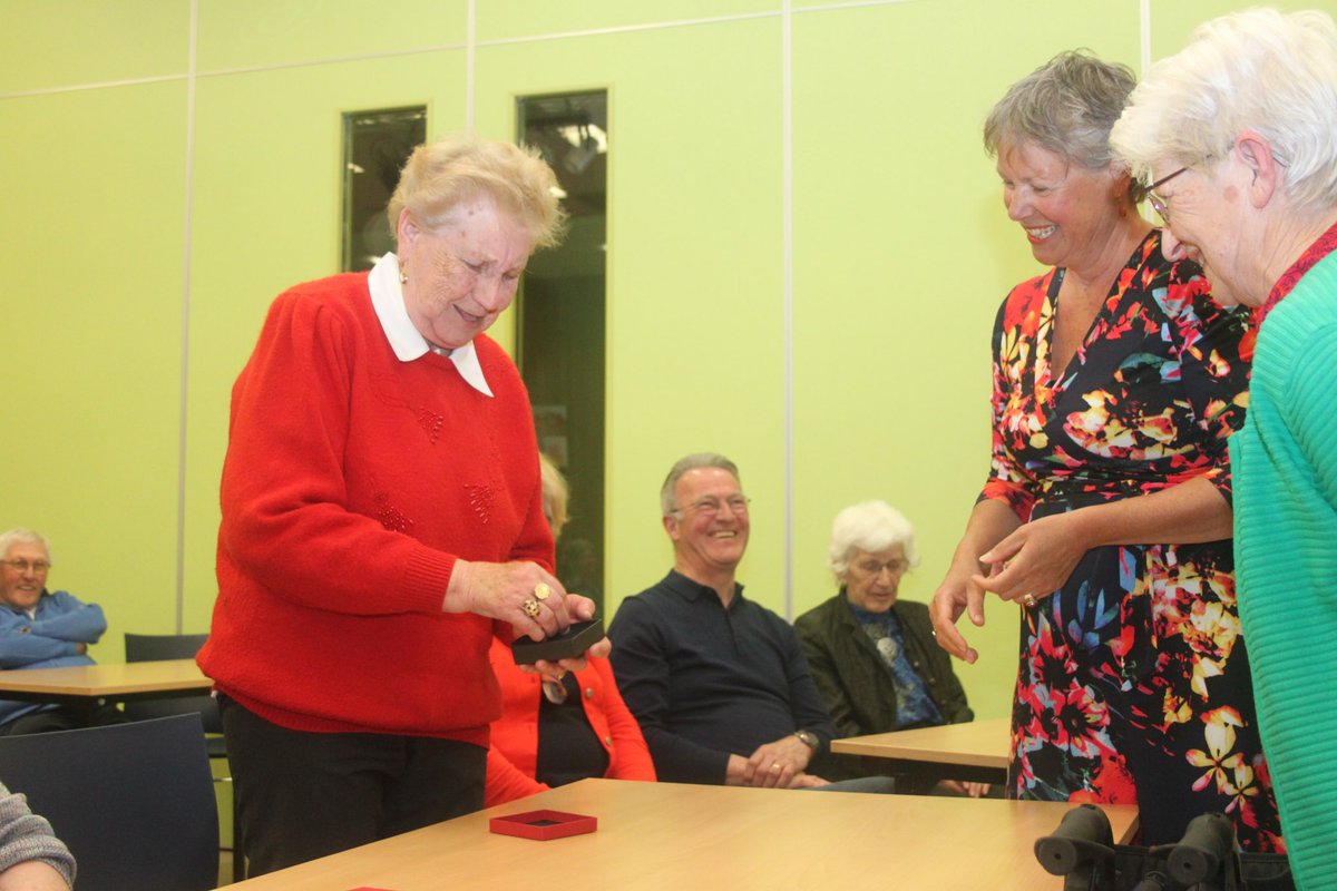 Op de dag van de arbeid huldigt de PvdA STWL de jubilarissen. Dit jaar werd er een bijzonder 5-tal in het zonnetje gezet door Janita Gorte, de nieuwe voorzitter van de PvdA afdeling Steenwijkerland. Mevr de Graaf al 65 jaar lid uit Blokzijl ontving de Willem Dreespenning.