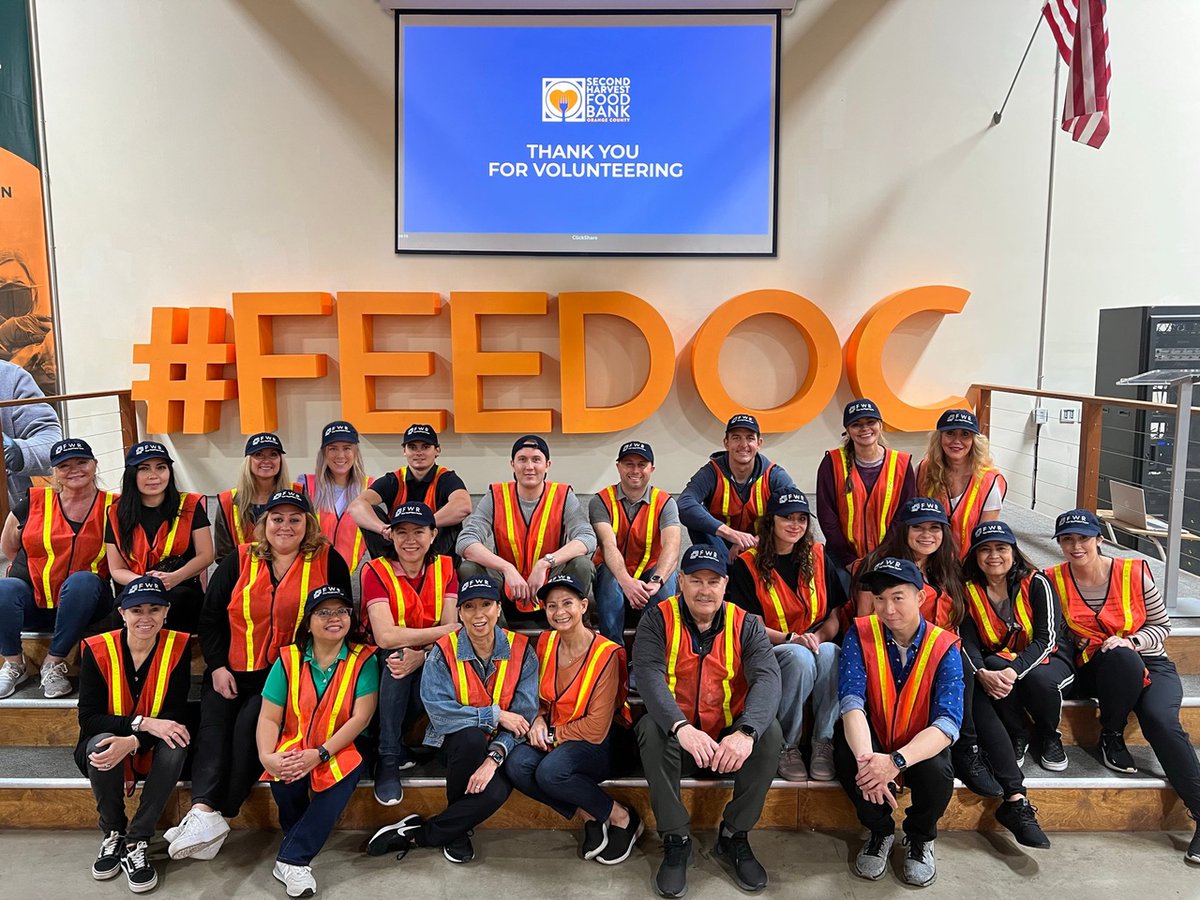 FirstWashRealty's tweet photo. Our #FWR team across the country had the honor of volunteering at local food banks @MarthasTableorg and @SHFBOC, where we helped prepare, sort, and distribute food to those in need.

We're grateful for the opportunity to give back to the communities we serve.

#FWR #volunteer https://t.co/e3sQD9vWs4