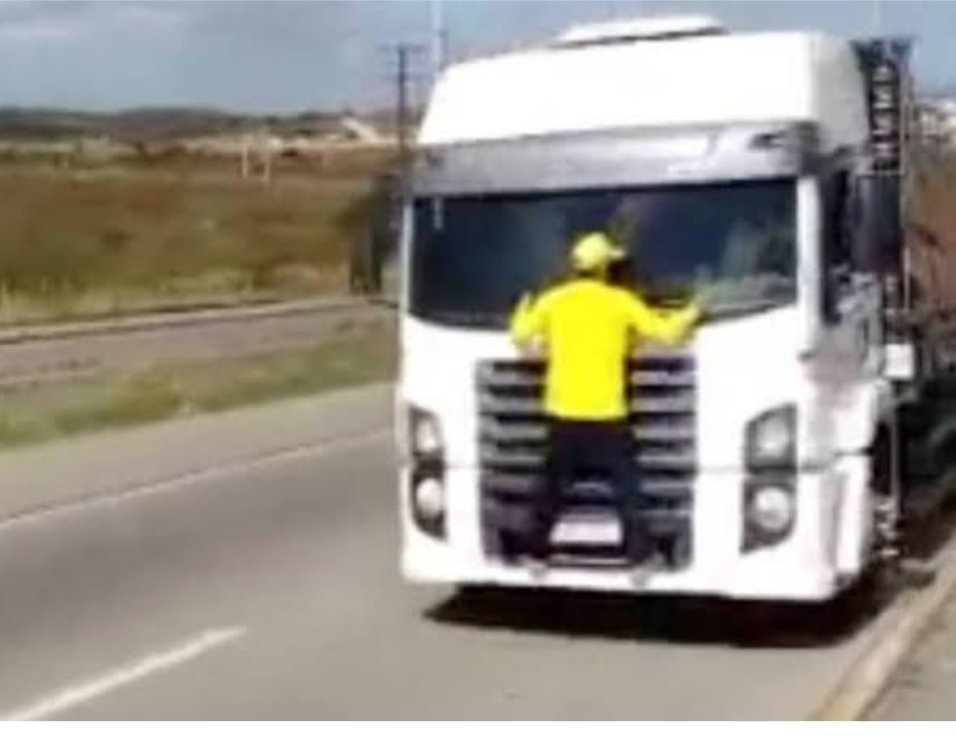 <a href="/BolsonaroSP/">Eduardo Bolsonaro🇧🇷</a> Quero aqui levar los a uma reflexão. Bolsonaro fez tudo errado, fez muita coisa fora da lei, mas vc reparou q ele sempre escapa e sempre sobra no rabo de quem grita grito?
Sempre foi assim, quem tomou chuva em frente aos quartéis, quem está preso na papuda, quem se f.. na