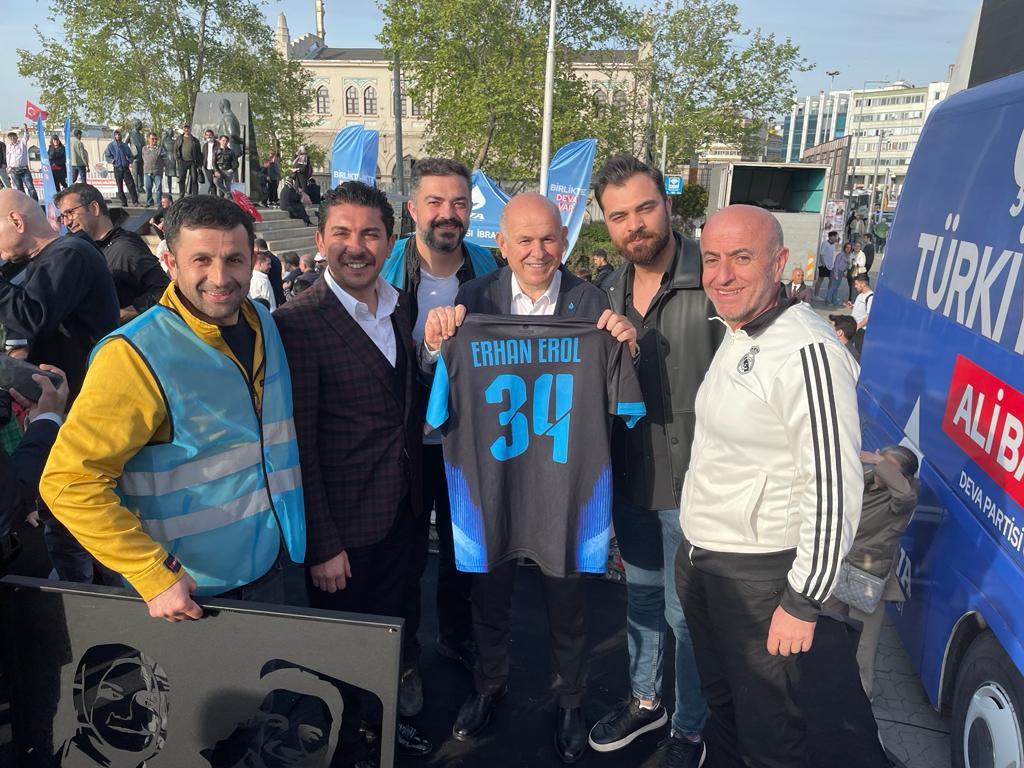 Beylikdüzü <a href="/gncdevabduzu/">Genç Deva Beylikdüzü</a> Futbol Takımı formasını İl Başkanımız Sn <a href="/drerhanerol/">Dr. Erhan Erol</a> ‘a takdim ettik.

<a href="/alibabacan/">Ali Babacan</a> <a href="/onder_karaburun/">Önder Karaburun</a> <a href="/MucahitCeyhan_D/">Mücahit Ceyhan</a> <a href="/devapartisi/">DEVA Partisi</a> <a href="/istanbuldadeva/">DEVA Partisi İstanbul</a>