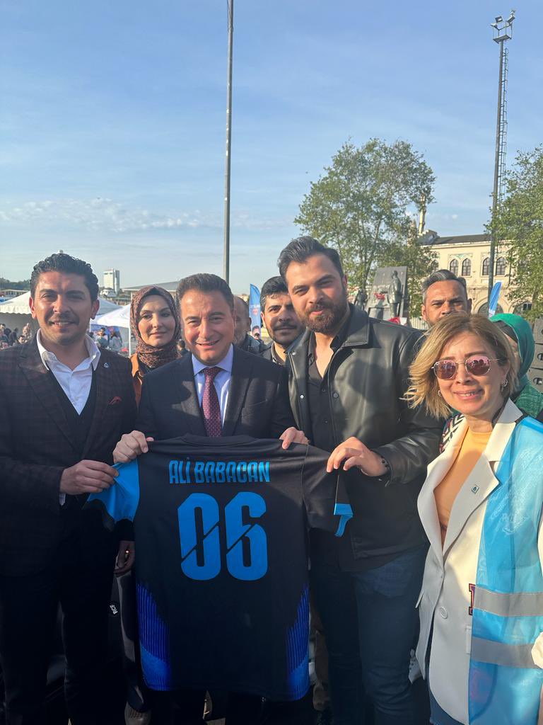 Beylikdüzü <a href="/gncdevabduzu/">Genç Deva Beylikdüzü</a> Futbol Takımı formasını Genel Başkanımız Sn <a href="/alibabacan/">Ali Babacan</a> ‘a takdim ettik.

<a href="/drerhanerol/">Dr. Erhan Erol</a> <a href="/onder_karaburun/">Önder Karaburun</a> <a href="/MucahitCeyhan_D/">Mücahit Ceyhan</a> <a href="/devapartisi/">DEVA Partisi</a> <a href="/istanbuldadeva/">DEVA Partisi İstanbul</a>