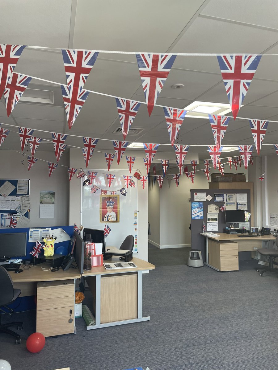 Getting our decorations up in Network Services Divisional pod in readiness for the coronation this weekend 🇬🇧🤴<a href="/PhillippaMullig/">Phillippa Mulligan</a> @alanpbethell