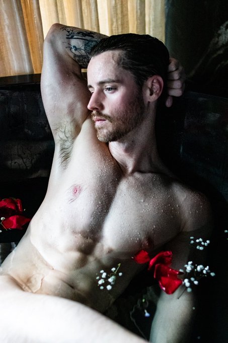 I&rsquo;m naked and brooding in flower soup. https://t.co/IFflZYsPf6