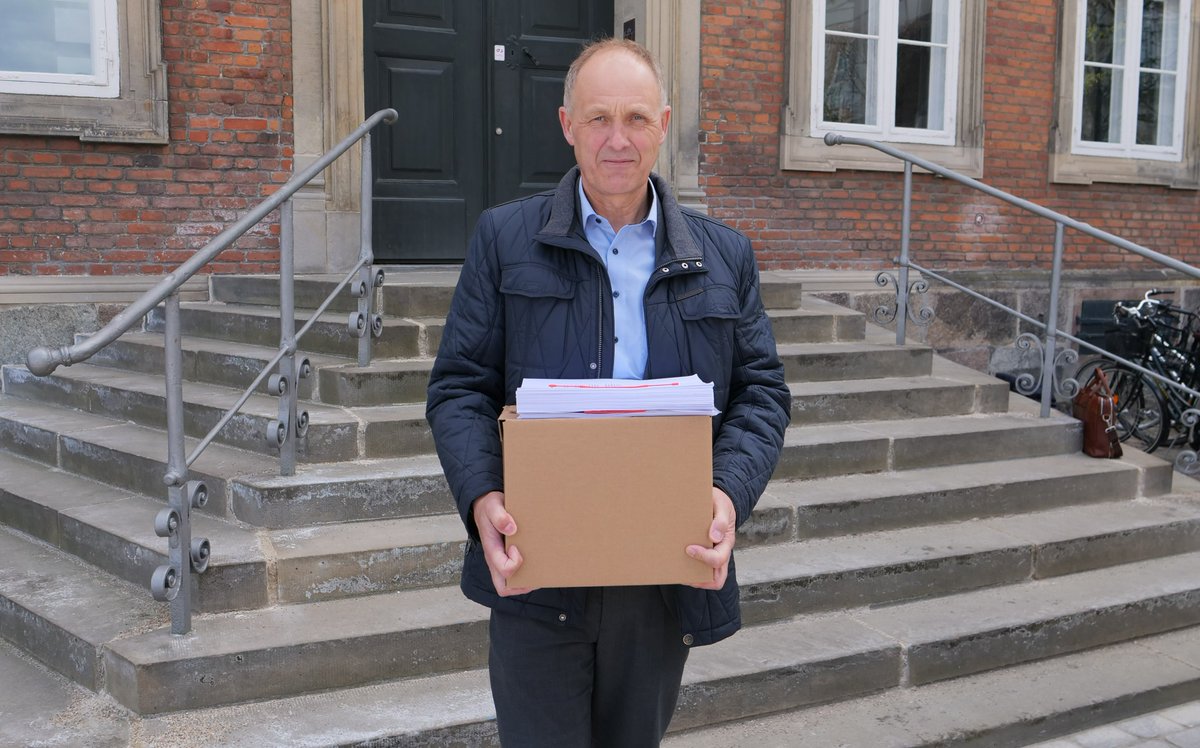 Værsgo, regering! @martinldamm & @JBundsgaard har pakket en tung kasse til jer med en masse eksempler på statsligt bureaukrati, der gør livet surt for kommunerne 📦 Skulle vi ikke aftale, at vi i løbet af de næste ugers forhandlinger får luget lidt ud i bureaukratiet? #dkpol