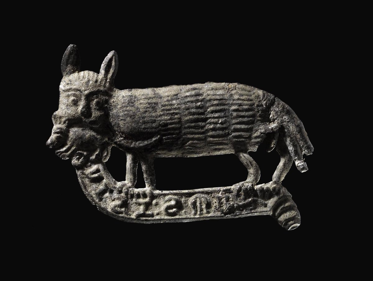 ThanatosArchive's tweet photo. Cats have been bringing their owners presents for centuries – the text on this Medieval badge reads ‘Yi Sis Mus’ which means ‘Behold the mouse’ in modern English!

#CatsOfTwitter https://t.co/DccW5JB6Bd