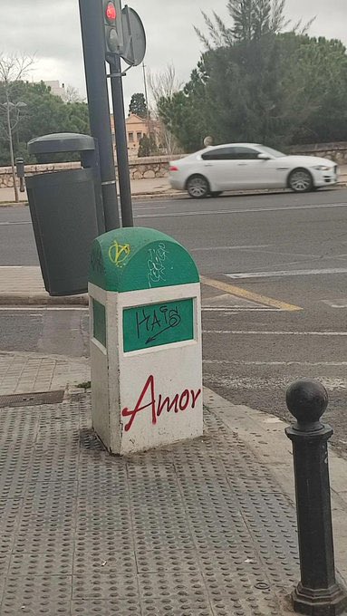 memes4love1's tweet photo. esa persona que decidió escribir amor por toda valencia https://t.co/f1XPy4AOYR
