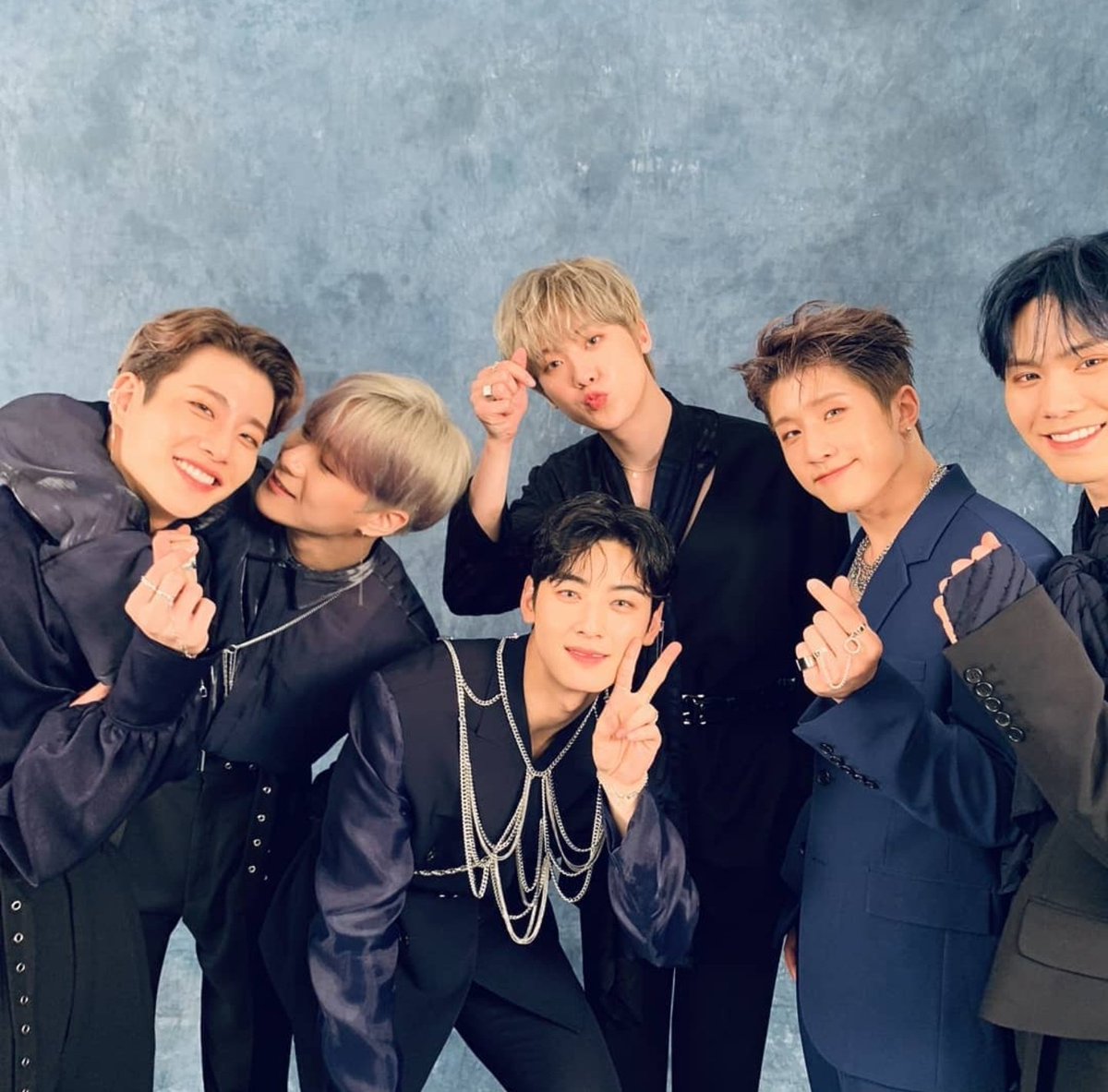 plvnoah's tweet photo. these ot6 photos w/ bin looking at mj ㅠㅠ https://t.co/ZbVmdoZG0i