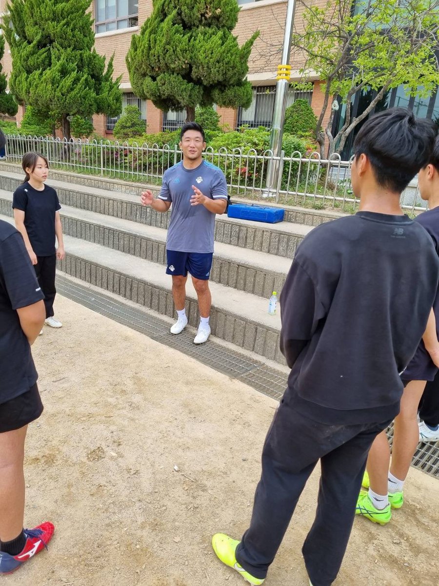 UrayasuDRocks's tweet photo. 🇯🇵韓国ラグビー日記🇰🇷

現代グロービスに派遣中の #坂和樹 選手が本日、グンソ未来国際学校でラグビークリニックを実施🏉

参加した選手達、楽しく学んでくれたそうです💭坂選手にとってもとても貴重な国際��流の機会になりました✨

今後も韓国ラグビー発展へも貢献して参ります🤝
@Ban08_Rug https://t.co/GFefOeklsk