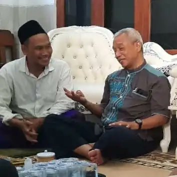 bukupembaharu's tweet photo. “Saya berharap Pak Busyro kembali ngiyai seperti ayahandanya Kiai Muqoddas yang merupakan tokoh penting yang juga cukup banyak dikenal di kalangan santri-santri NU,” kata Gus Baha.  

📸Momen Silaturahim Tokoh @muhammadiyah dengan Kiai @nahdlatululama Syawal 1443 H/2022 https://t.co/RajGHiFfZe