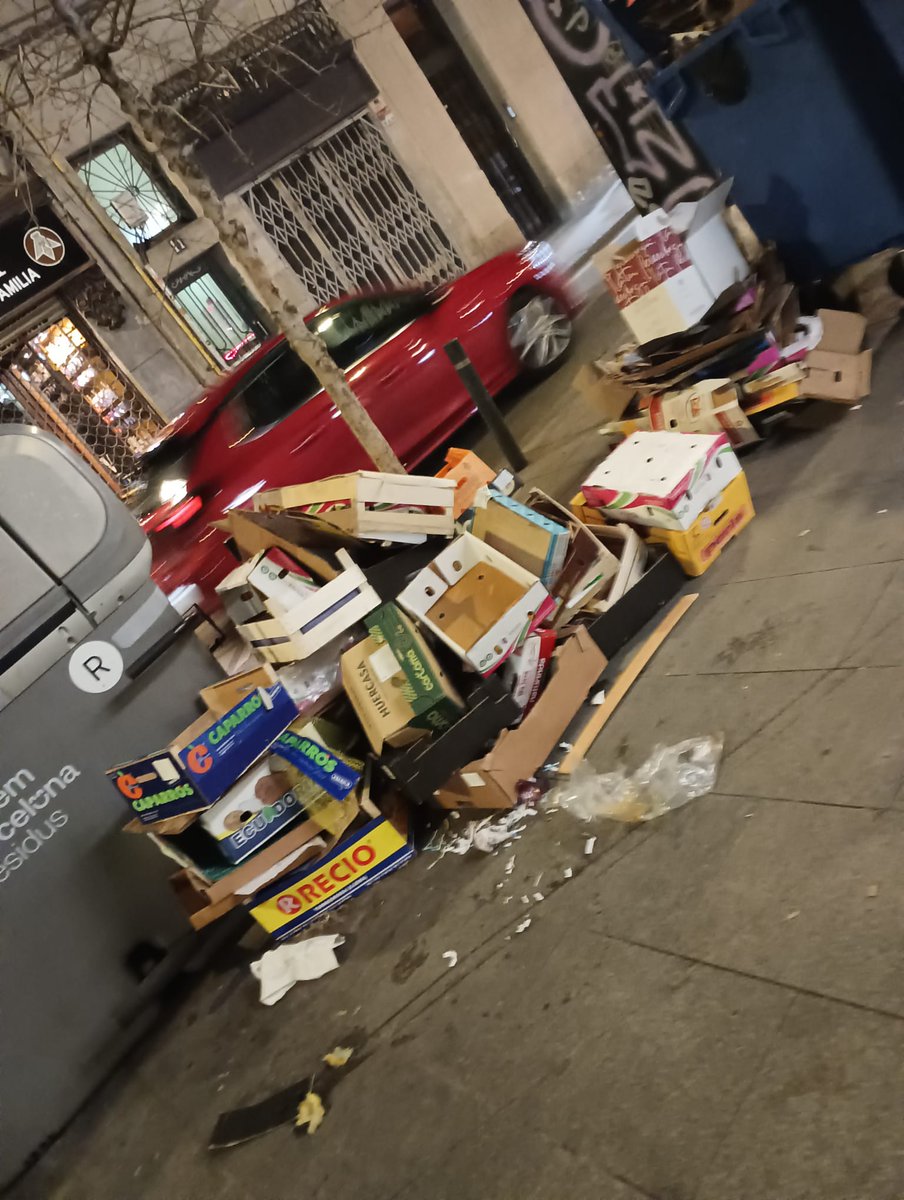 LonDeran's tweet photo. @Ciddavid T'informo que #bcnencomu té blocats a centenars de ciutadans per denunciar la REALITAT de #Barcelona. Tot s'hi val per vendre les superïlles? Jo no els he anomenat mai fins ara. Així es fa política? Bèstia és la jeta que teniu i la poca vergonya que gasteu. https://t.co/E89eJTEeIR