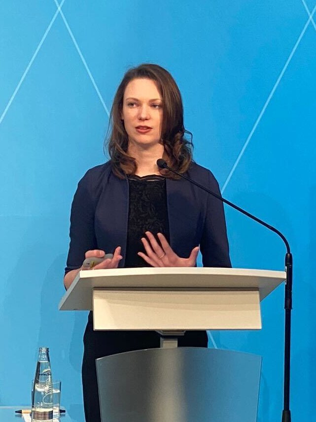 Vor allem auf das gegenseitige Verständnis kommt es an - gibt  <a href="/Luisante/">Lina Timm</a> Einblicke in die Ergebnisse des Austauschs zwischen Medienschaffenden und  <a href="/PolizeiBayern/">Polizei Bayern</a>  zur Sicherheit von Journalist:innen auf Demos. Dieses Verständnis wurde im Rahmen von drei Roundtables gestärkt.