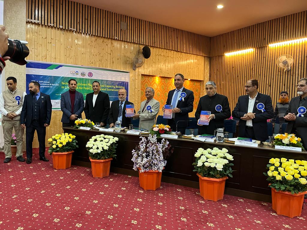 mbgugjoo's tweet photo. My book released by chief guest Prof Nazir Ahmad (HVC, SKUAST-K), Guest of Honour (Prof ML Madan, Padma Shri) and other dignitories of the Society for  Animal Physiologists of India (SAPI-2023) 
Thank u #SpringerNature, #SKUAST-K and #Serb 
Thank u oll
Allah Almighty the great https://t.co/2JStEgW8nR