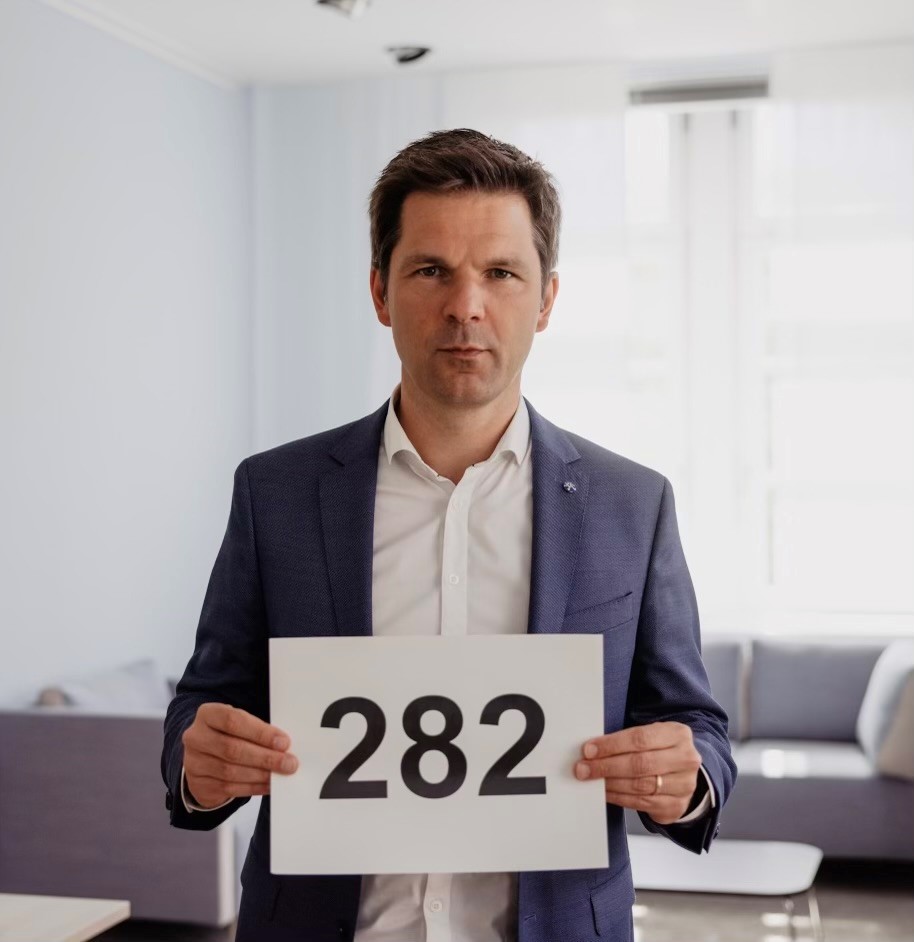 RegionHannover's tweet photo. 282 Tage hat die Öffentlichkeit nichts mehr vom Schicksal vier politischer Gefangener im Iran gehört. Darunter auch Mohammad Faramarzi, für den Regionspräsident @SteffenKrach eine politische Patenschaft übernommen hat. Er fordert ihre sofortige Freilassung. #282days https://t.co/kPUb8bRoVa