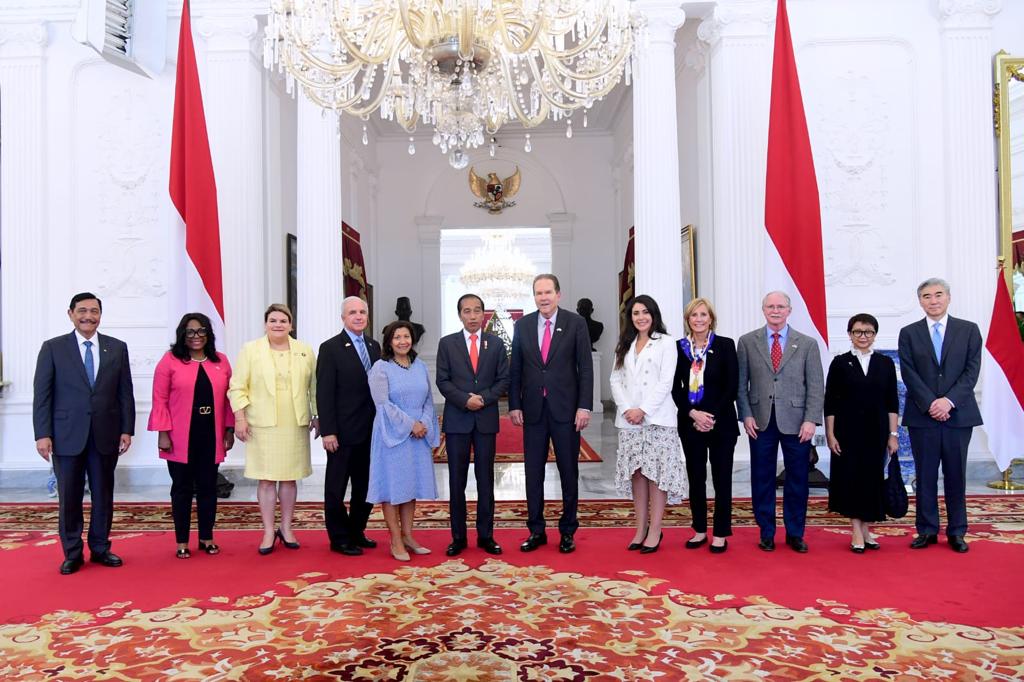 jokowi's tweet photo. Menerima kunjungan delapan anggota kongres Amerika Serikat, siang tadi, di Istana Merdeka.

Dalam pertemuan tersebut, kami membahas sejumlah isu, salah satunya terkait pentingnya meningkatkan kemitraan yang setara di antara kedua negara. https://t.co/EiDMJF2OyB