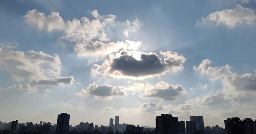Rare Mumbai Skyline 
Guess where it is ? 

#mumbaikar #skyline #photooftheday #photography #photo #instagram #instafollower #insta