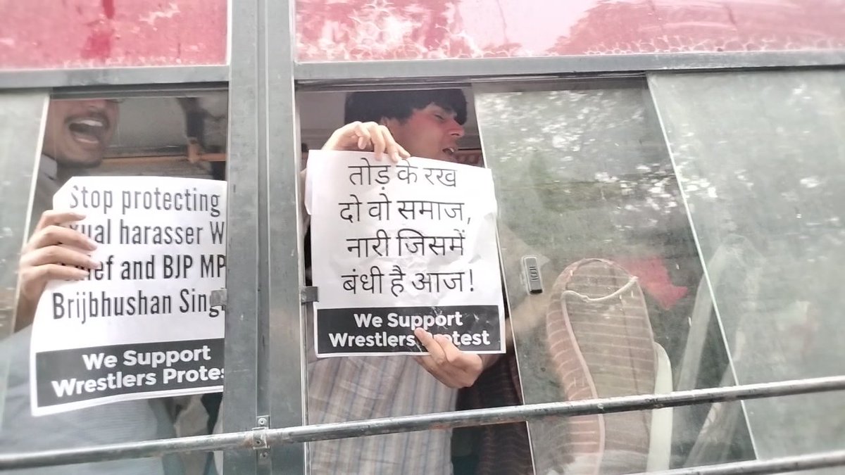 NDDNews's tweet photo. WFI विवाद: 
यौन उत्पीड़न के खिलाफ व WFI अध्यक्ष बृजभूषण की गिरफ्तारी की मांग को लेकर दिल्ली विश्वविद्यालय में प्रदर्शन कर रहे छात्रों को बर्बर तरीके से हिरासत में लिया गया। जिसमें एक छात्रा को आई गंभीर चोटें, अस्पताल में कराया गया भर्ती।
@Phogat_Vinesh @BajrangPunia @SakshiMalik https://t.co/c6AT8u9wbS