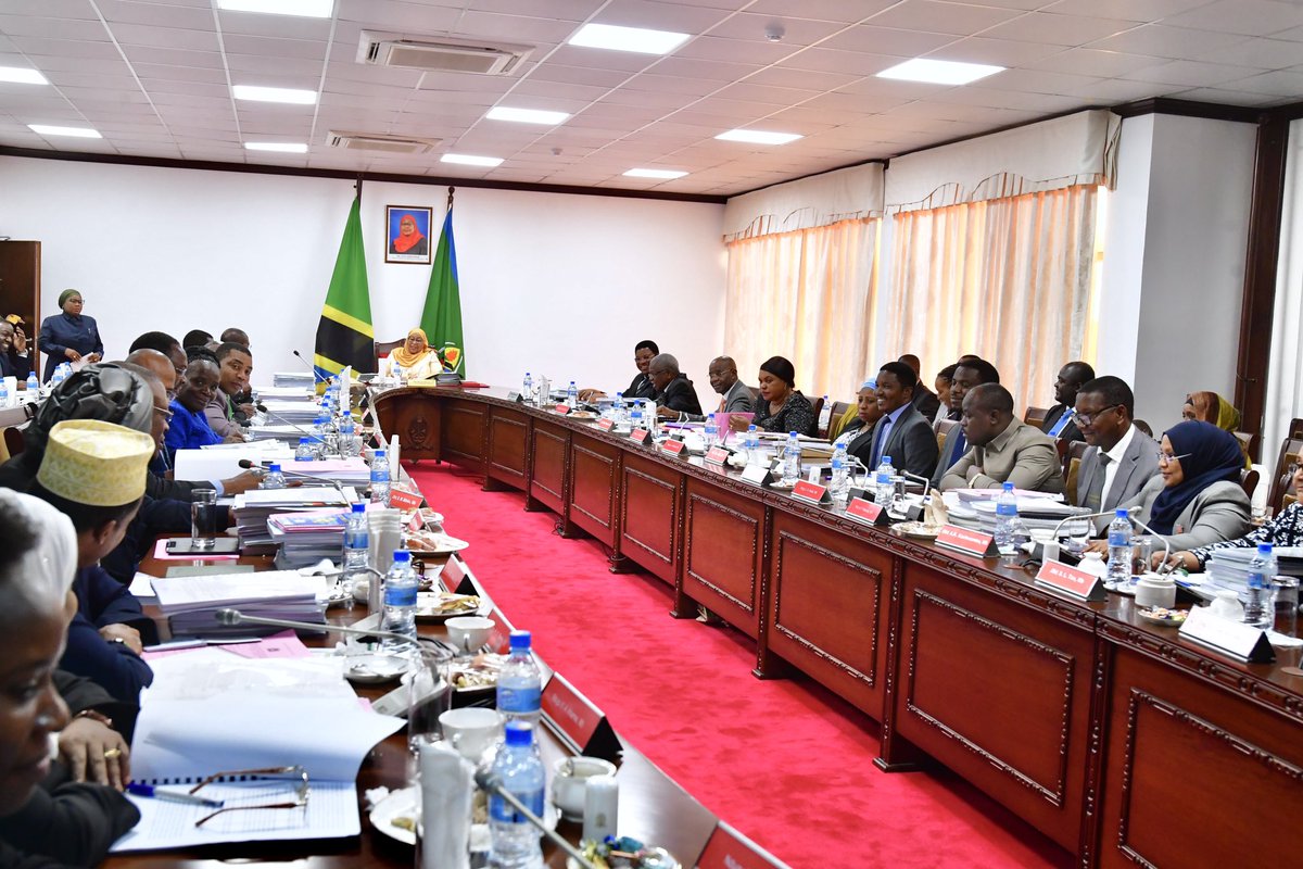Rais wa Jamhuri ya Muungano wa Tanzania Mhe. Samia Suluhu Hassan akiongoza Kikao cha Baraza la Mawaziri kilichofanyika Ikulu Chamwino Mkoani Dodoma tarehe 03 Mei, 2023.