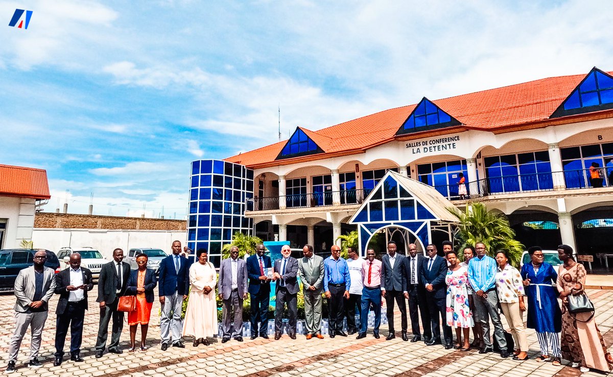 akezanet's tweet photo. 🔴 Christophe REILHAC, Conseiller adjoint de coopération et d’action culturelle a l’ambassade de @franceauburundi, a à son tour, listé les réalisations du #PAPROM avec le soutien de l’ambassade de France. 

« Cet atelier de dissémination intervient à la veille de la clôture du PAPROM. Nous sommes conscients que le PAPROM n’aura touché qu’une partie des besoins et que le chantier est encore très vaste. Nous espérons que les autres acteurs du  domaine pourront puiser dans ces recherches pour poursuivre les efforts entamés dans l’amélioration du secteur médiatique », s’est-il exprimé.

🔷Dans son discours d’ouverture, Pr Evariste NGAYIMPENDA, Recteur de l’Université @ult_bi , a remercié tous ceux qui ont contribué à l’élaboration des recherches. Il a également indique qu’il était en effet nécessaires d’avoir des références théoriques pour les bonnes pratiques médiatiques et communicationnelles. 

« les 13 articles  nous permettent d’affronter certaines questions, en l’occurrence : quelles sont les opportunités offertes aux journalistes par rapport à la formation, la motivation, le statut social,… ? Quel est le degré d’inclusion de cette profession au regard de certaines catégories sociales comme les femmes et les jeunes ? Quels sont les repères éthiques qui guident les professionnels des medias dans leur métier? Et d’autres encore », a-t-il conclu son propos.  

#lesbeautesdecheznous #akezanet #PAPROM #CARID_RGL #Burundi