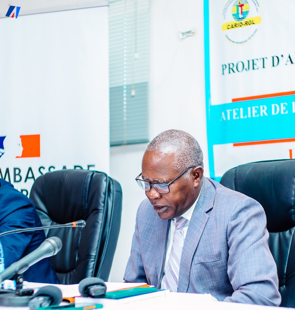 akezanet's tweet photo. 🔴 Christophe REILHAC, Conseiller adjoint de coopération et d’action culturelle a l’ambassade de @franceauburundi, a à son tour, listé les réalisations du #PAPROM avec le soutien de l’ambassade de France. 

« Cet atelier de dissémination intervient à la veille de la clôture du PAPROM. Nous sommes conscients que le PAPROM n’aura touché qu’une partie des besoins et que le chantier est encore très vaste. Nous espérons que les autres acteurs du  domaine pourront puiser dans ces recherches pour poursuivre les efforts entamés dans l’amélioration du secteur médiatique », s’est-il exprimé.

🔷Dans son discours d’ouverture, Pr Evariste NGAYIMPENDA, Recteur de l’Université @ult_bi , a remercié tous ceux qui ont contribué à l’élaboration des recherches. Il a également indique qu’il était en effet nécessaires d’avoir des références théoriques pour les bonnes pratiques médiatiques et communicationnelles. 

« les 13 articles  nous permettent d’affronter certaines questions, en l’occurrence : quelles sont les opportunités offertes aux journalistes par rapport à la formation, la motivation, le statut social,… ? Quel est le degré d’inclusion de cette profession au regard de certaines catégories sociales comme les femmes et les jeunes ? Quels sont les repères éthiques qui guident les professionnels des medias dans leur métier? Et d’autres encore », a-t-il conclu son propos.  

#lesbeautesdecheznous #akezanet #PAPROM #CARID_RGL #Burundi