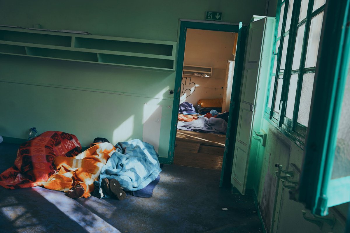 Utopia_56's tweet image. Demain, ça fera un mois que le gouvernement (@Elisabeth_Borne, @OlivierKlein93, @CharlotteCaubel) ignore toutes nos alertes concernant les centaines de jeunes isolés qui survivent dans une école abandonnée du 16e arr. de Paris.

Une certaine conception du "dialogue".