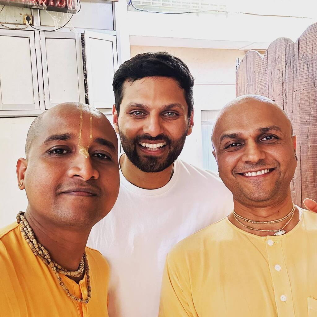 brajmohanad's tweet photo. Genuine Friendships, once made never break even if you are miles apart &amp; meet after years. #jayshetty @jayshetty @purushottamdasofficial https://t.co/jnQtKI1Mpj https://t.co/QV5PNtPwKz