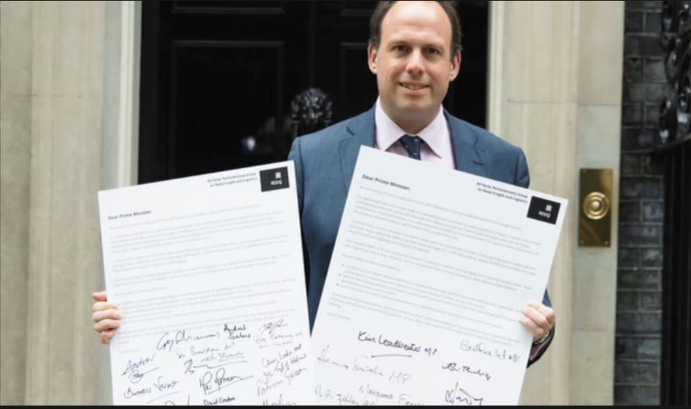 The RHA handed in a petition to No10 Downing Street yesterday calling for more safe and secure parking for truckers and coach drivers. rha.uk.net/news/news-blog… #driversfacilities #secureparking #truckerslife