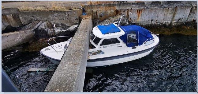 politivest's tweet image. #Sogn #Lærdal #Fodnes #Revsnes - kl 1400 meldt om båt som ligg fast i nokre betongbjelkar ved Revnes ferjekai. Kvit plastbåt med blå kalesje. Ingen personar ved båten. Saknar du båten eller har opplysningar ta kontakt med politiet på 02800