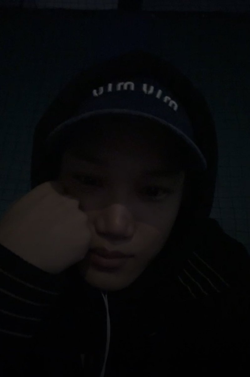 oshcuddles's tweet photo. NOOOO JONGIN IS EMOTIONAL he started to get teary eyes while reading comments 😭 https://t.co/O8tS2x7X7m