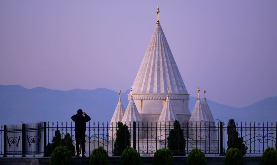 caucasusvisuals's tweet photo. Quba Mêrê Dîwanê, the largest Yezidi temple in the world. Located in the village of Aknalich in Armenia. Opened in 2019. Architect Artak Ghulyan. https://t.co/Nq87o1wltw