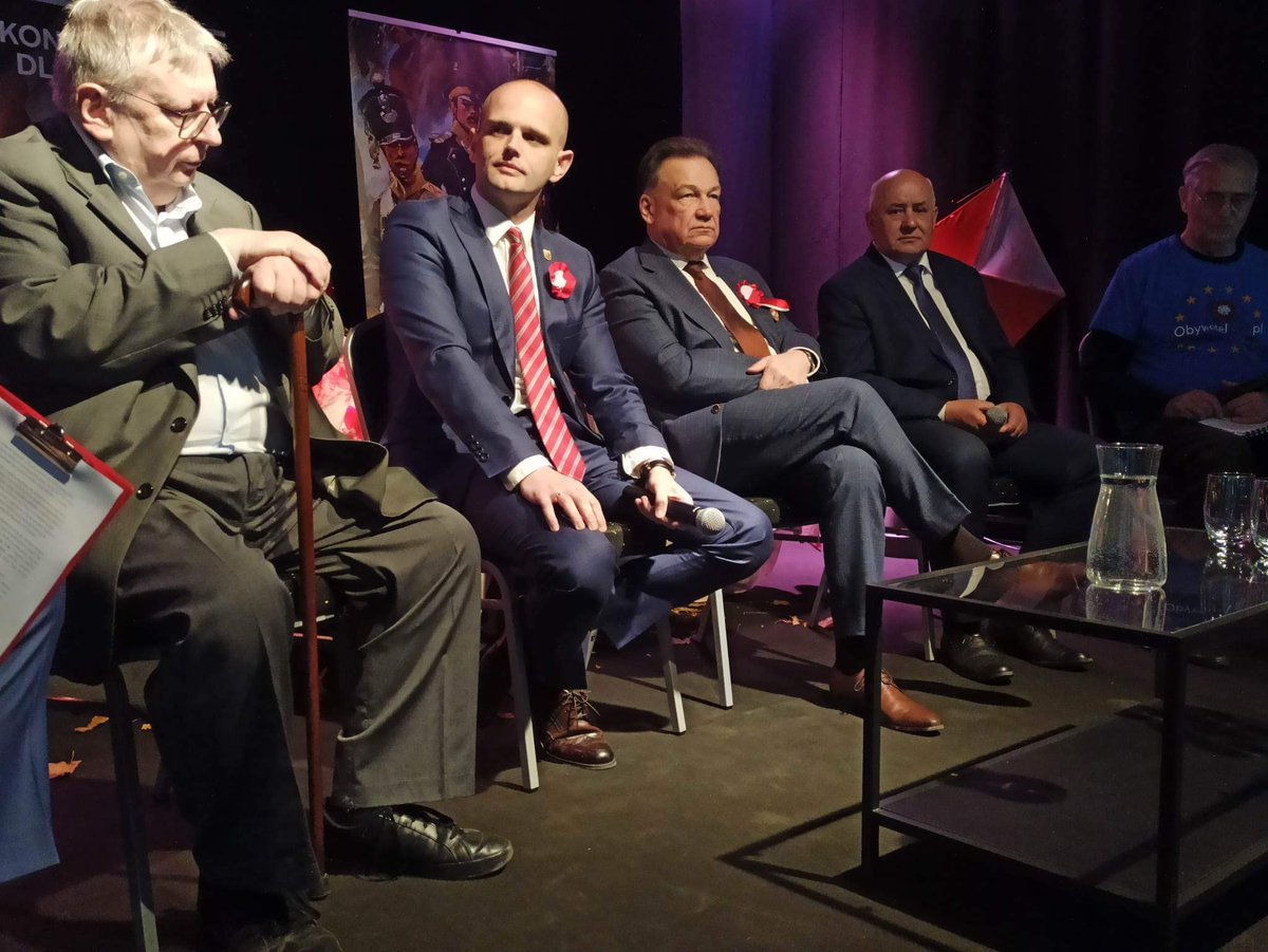 StruzikAdam's tweet photo. #Drobin i Mazowiecki Wędrowny Instytut Europejski 💪 Dziś kolejna debata na temat jedności w #UE 🇵🇱🇪🇺 Chcemy w ten sposób podkreślać, że wszyscy jesteśmy obywatelami Unii Europejskiej oraz budować świadomość o roli funduszy #UE dla rozwoju lokalnych społeczności 💪 https://t.co/YUPEtLX6yT