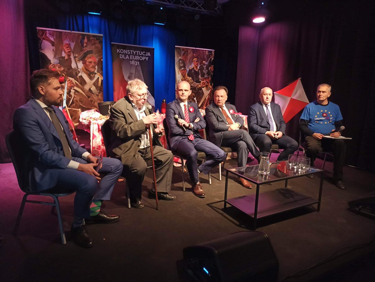 StruzikAdam's tweet photo. #Drobin i Mazowiecki Wędrowny Instytut Europejski 💪 Dziś kolejna debata na temat jedności w #UE 🇵🇱🇪🇺 Chcemy w ten sposób podkreślać, że wszyscy jesteśmy obywatelami Unii Europejskiej oraz budować świadomość o roli funduszy #UE dla rozwoju lokalnych społeczności 💪 https://t.co/YUPEtLX6yT