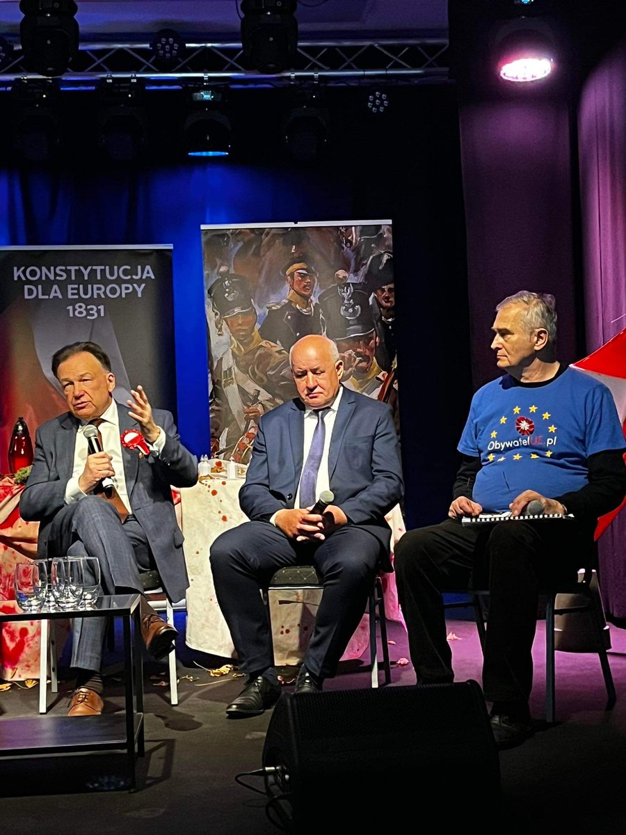 StruzikAdam's tweet photo. #Drobin i Mazowiecki Wędrowny Instytut Europejski 💪 Dziś kolejna debata na temat jedności w #UE 🇵🇱🇪🇺 Chcemy w ten sposób podkreślać, że wszyscy jesteśmy obywatelami Unii Europejskiej oraz budować świadomość o roli funduszy #UE dla rozwoju lokalnych społeczności 💪 https://t.co/YUPEtLX6yT