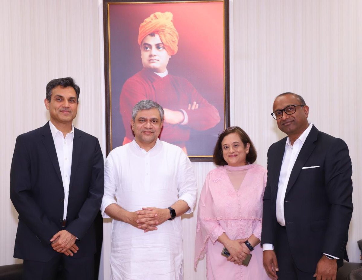 nasscom's tweet photo. Our chairperson @_MAnant Vice Chairperson @RNamb and president @debjani_ghosh_  met Shri @AshwiniVaishnaw. Excellent conversation around India's impact in the evolving #tech landscape &amp; how the tech industry can leverage the disruptions to emerge stronger

@GoI_MeitY https://t.co/5f8UGj3pwc
