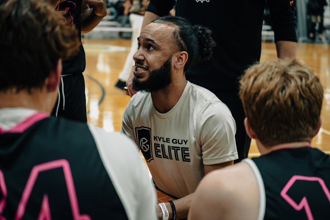kyleguyelite's tweet photo. COACHES HIGHLIGHT: ✍️🗣️🏀

17u Elite - BISHOP SMITH

Bishop played @ IU - East &amp; is the All-Time Wins Leader &amp; Scorer in school history. 

From the East Side of Indy, Coach Bishop is all about the kids. Top 1 with the clipboard!! One of the GREAT up &amp; coming coaches. 

#KGE 🖤 https://t.co/41YFmovMTD