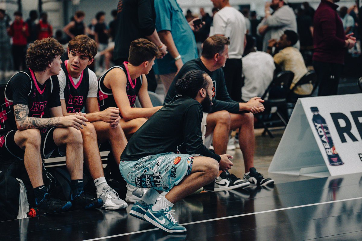kyleguyelite's tweet photo. COACHES HIGHLIGHT: ✍️🗣️🏀

17u Elite - BISHOP SMITH

Bishop played @ IU - East &amp; is the All-Time Wins Leader &amp; Scorer in school history. 

From the East Side of Indy, Coach Bishop is all about the kids. Top 1 with the clipboard!! One of the GREAT up &amp; coming coaches. 

#KGE 🖤 https://t.co/41YFmovMTD