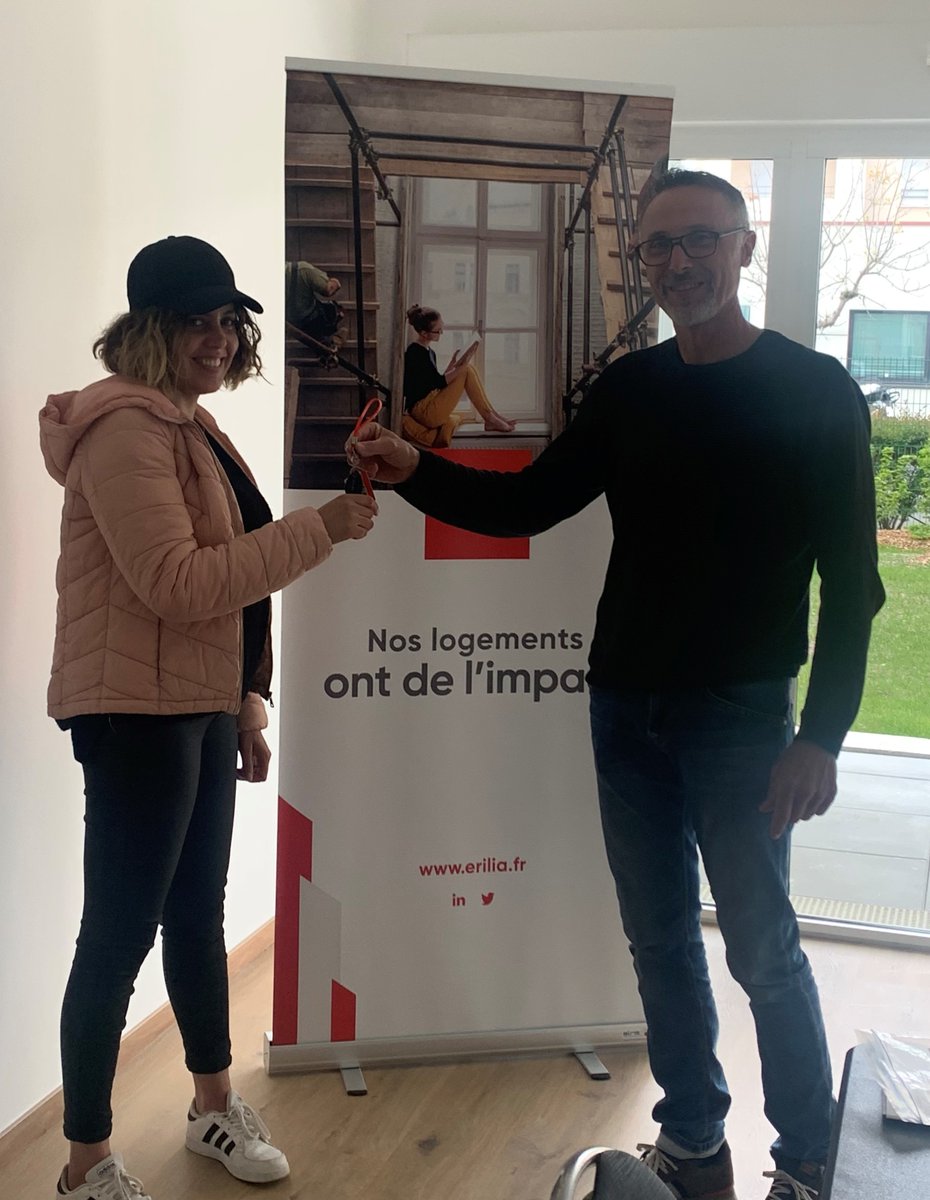 Erilia_Officiel's tweet photo. 🔑 Remise de clés achevée à @Bordeaux (33) pour les nouvelles familles de la résidence "Parallèle 33". 
15 lgts intermédiaires et 18 lgts sociaux, #Erilia engagée pour répondre aux besoins des territoires.
👨‍👩‍👧‍👧Bienvenue à nos locataires ! #NosLogementsOntdeLimpact https://t.co/S3zSjcJl21