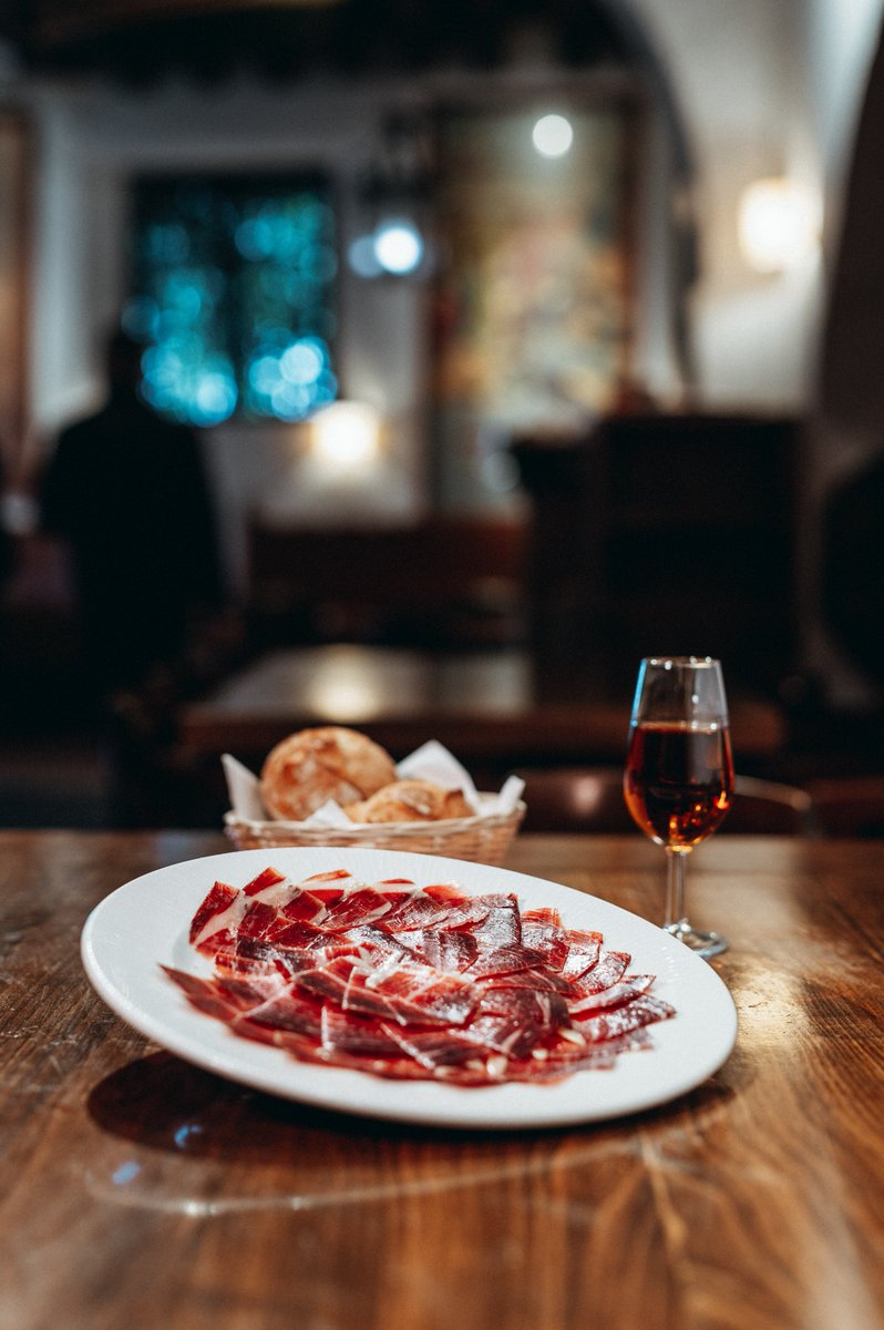 ElPimpiMalaga's tweet photo. Lo que vas a comer en nuestra bodega es natural, fresco y a menudo de agricultura ecológica. 

Te ofrecemos algunos de los mejores productos como el aceite de oliva virgen extra primera prensada, el tomate huevo de toro, el jamón de castaña o el vino dulce de uva moscatel. https://t.co/hvF8aTQGwn