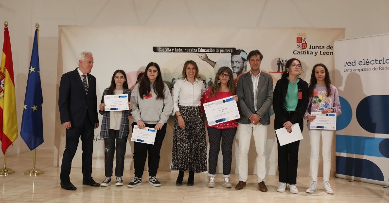 RedElectricaREE's tweet photo. 🥇¡Felicidades a los ganadores de #entreRedes en Castilla y León! 
1⃣  ESO @luciademedrano 
2⃣  ESO @LozoyaIes
3⃣  ESO @dominicasleon 
4⃣  ESO @iesramonolleros 

🙌 Sois unos expertos en #transiciónecológica 🌿 ¡Os esperamos en la final!

Más info 🔗https://t.co/IiXUpINDOH https://t.co/XM8khipGYc