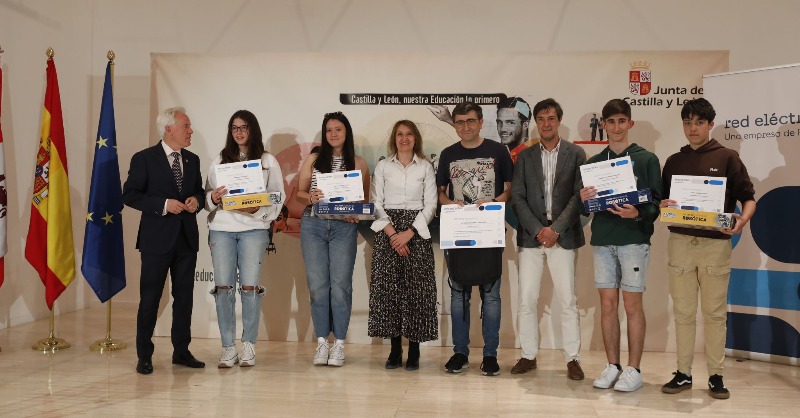 RedElectricaREE's tweet photo. 🥇¡Felicidades a los ganadores de #entreRedes en Castilla y León! 
1⃣  ESO @luciademedrano 
2⃣  ESO @LozoyaIes
3⃣  ESO @dominicasleon 
4⃣  ESO @iesramonolleros 

🙌 Sois unos expertos en #transiciónecológica 🌿 ¡Os esperamos en la final!

Más info 🔗https://t.co/IiXUpINDOH https://t.co/XM8khipGYc